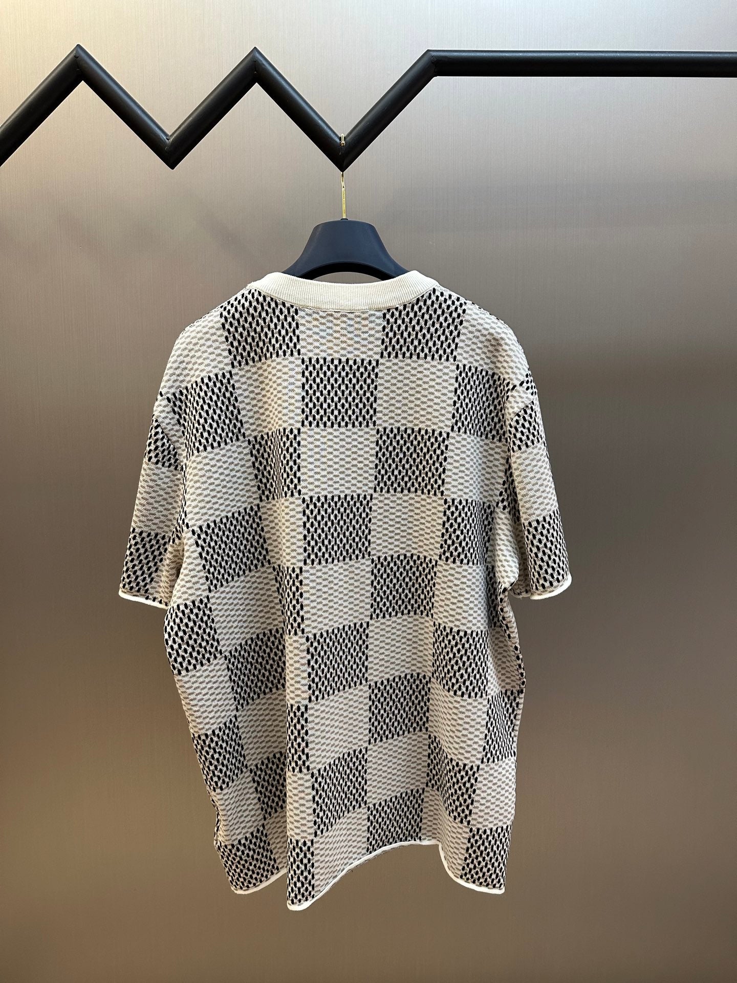 L t-shirt